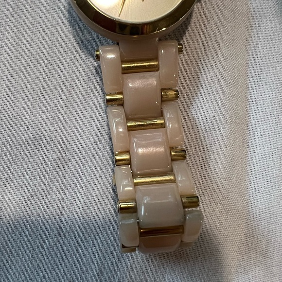 Michael Kors rose gold pale pink watch - Picture 10 of 11